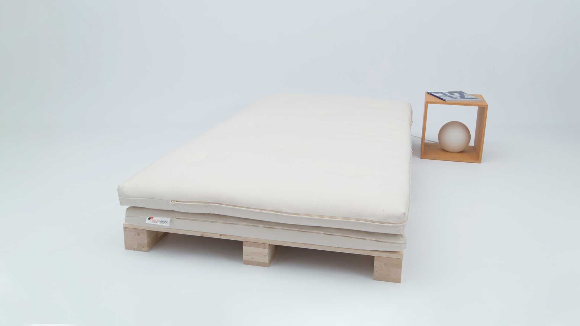 Paletten Bett - 3er Pack - zu einem Bett umgewandelt. (Twin Futons und Nachttisch nicht im Lieferumfang enthalten.)